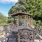 1 Bridge End & Garden