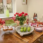 1 Bridge End & Garden