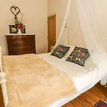 1 Bridge End & Garden * Grassington