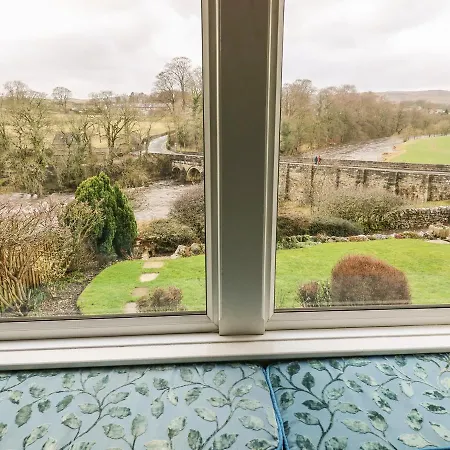 1 Bridge End & Garden *
