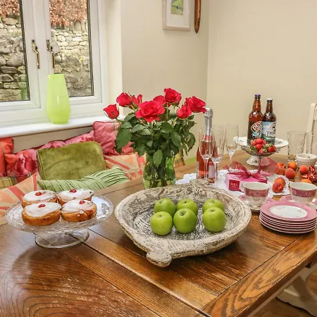 1 Bridge End & Garden