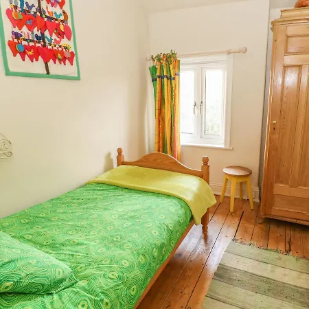 1 Bridge End & Garden *