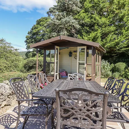 1 Bridge End & Garden