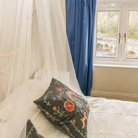 1 Bridge End & Garden * Grassington