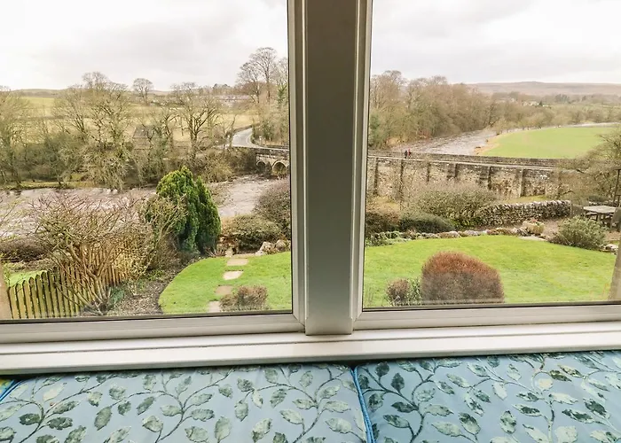 1 Bridge End & Garden *