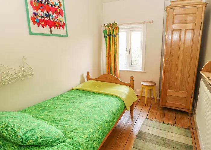 1 Bridge End & Garden *