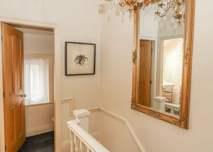 1 Bridge End & Garden