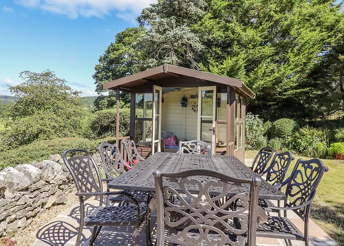 1 Bridge End & Garden