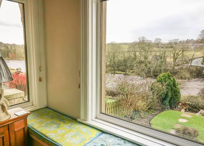 1 Bridge End & Garden *